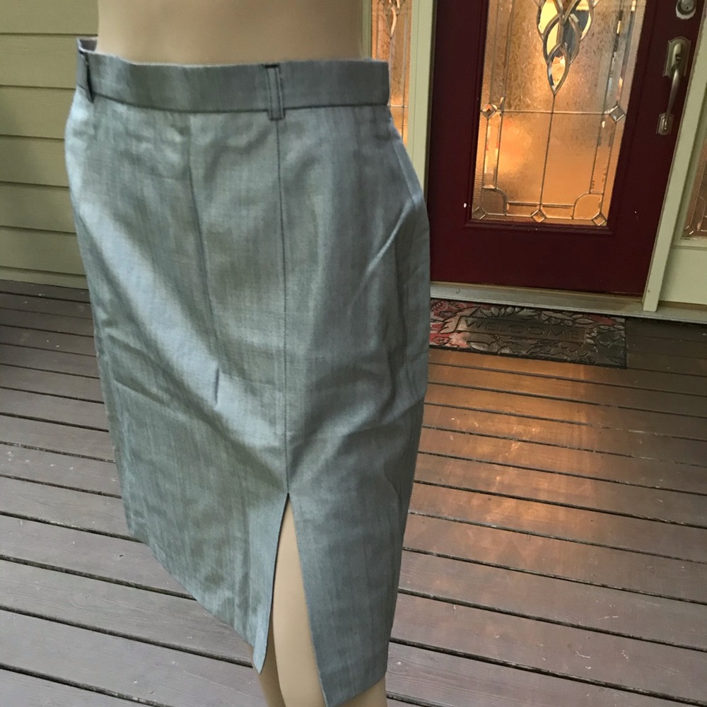 ELEGANTLY STUNNING ESCADA SKIRT/MINT CONDITION